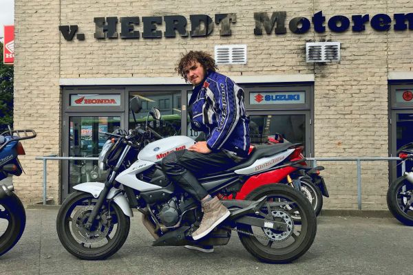Bowie uit Hilversum is geslaagd bij MotoJon Motorrijschool
