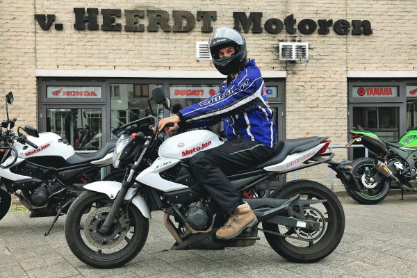 Theobald uit Hilversum is geslaagd bij MotoJon Motorrijschool