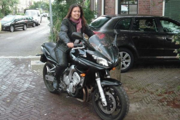 Stephanie uit Hilversum is geslaagd bij MotoJon Motorrijschool