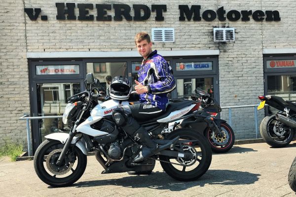 Nobby uit Bussum is geslaagd bij MotoJon Motorrijschool