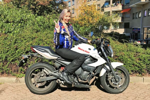 Tessa uit Hilversum is geslaagd bij MotoJon Motorrijschool
