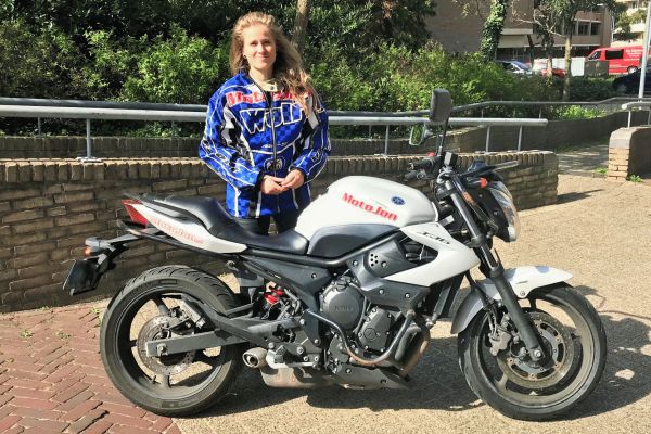 Merel uit Huizen is geslaagd bij MotoJon Motorrijschool