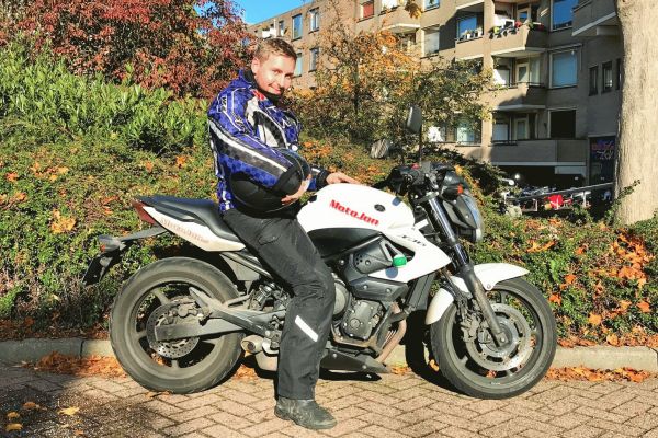 Lucas uit Kortenhoef is geslaagd bij MotoJon Motorrijschool