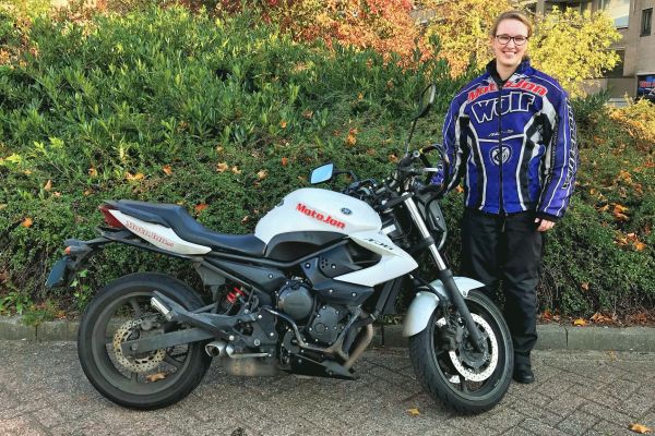 Marisa uit Hilversum is geslaagd bij MotoJon Motorrijschool