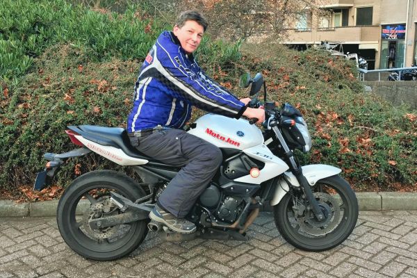 Dennis uit Hilversum is geslaagd bij MotoJon Motorrijschool