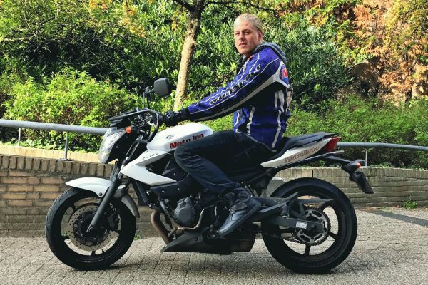 Bonno uit Hilversum is geslaagd bij MotoJon Motorrijschool