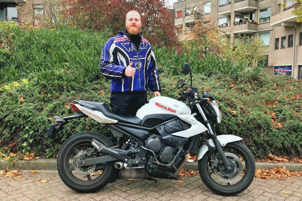 Davey uit Hilversum is geslaagd bij MotoJon Motorrijschool