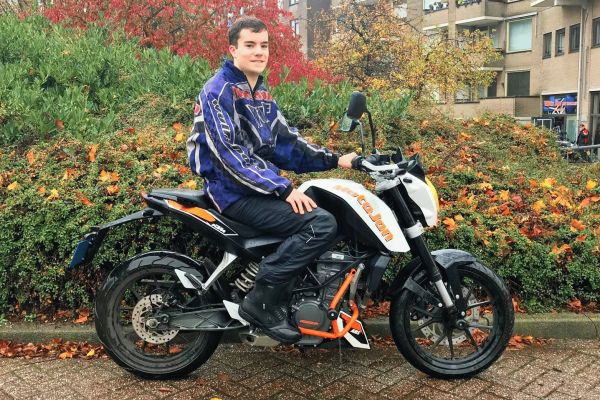 Pim uit Huizen is geslaagd bij MotoJon Motorrijschool