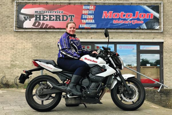 Joëlle uit Hilversum is geslaagd bij MotoJon Motorrijschool
