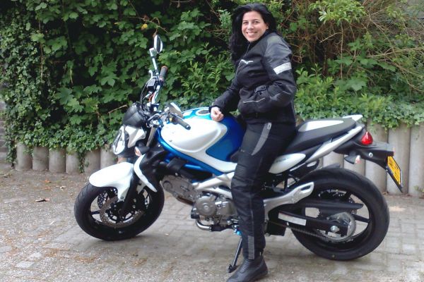 Keren uit Amsterdam is geslaagd bij MotoJon Motorrijschool