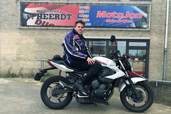 Nino uit Hilversum is geslaagd bij MotoJon Motorrijschool