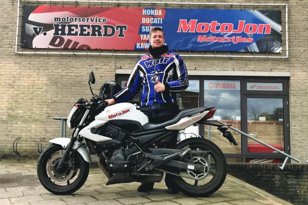 Rik uit Huizen is geslaagd bij MotoJon Motorrijschool
