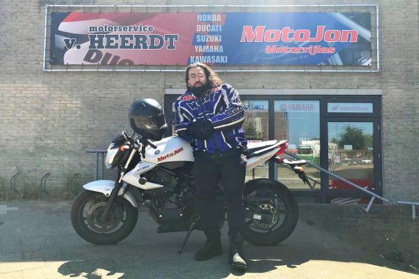 Deniz uit Hilversum is geslaagd bij MotoJon Motorrijschool