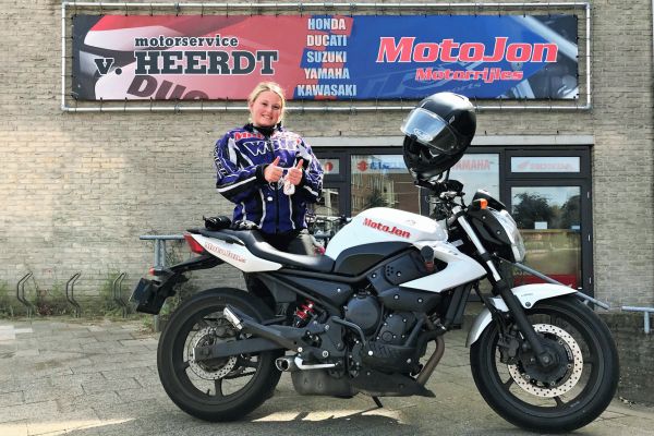 Maud uit Hilversum is geslaagd bij MotoJon Motorrijschool