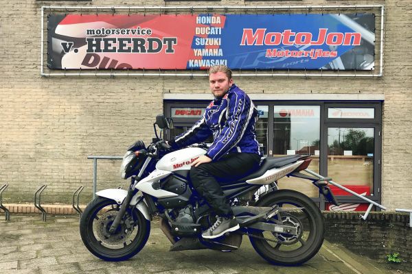 Jochem uit Huizen is geslaagd bij MotoJon Motorrijschool