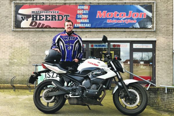 Tom uit Hilversum is geslaagd bij MotoJon Motorrijschool
