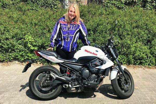 Donnya uit Hilversum is geslaagd bij MotoJon Motorrijschool
