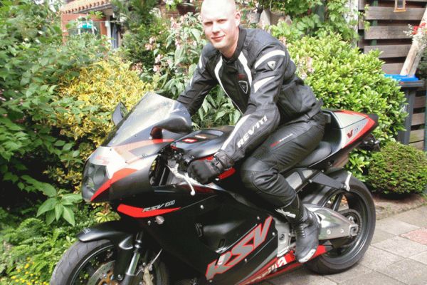 Alex uit Hilversum is geslaagd bij MotoJon Motorrijschool