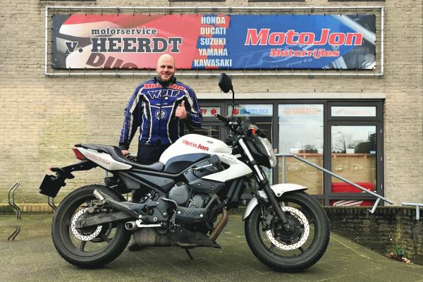 Joey uit Hilversum is geslaagd bij MotoJon Motorrijschool