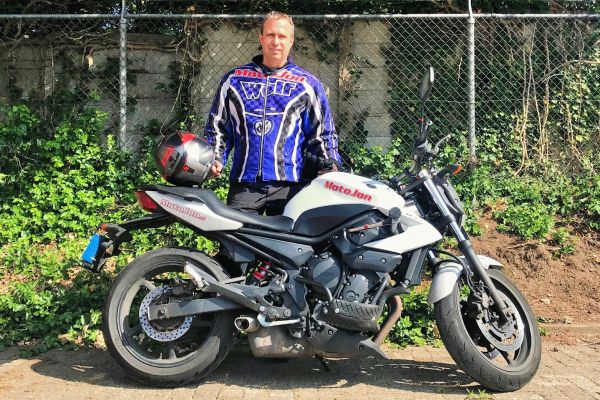 Ryan uit Hilversum is geslaagd bij MotoJon Motorrijschool
