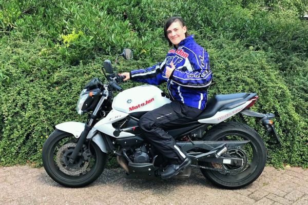 Ingrid uit Hilversum is geslaagd bij MotoJon Motorrijschool