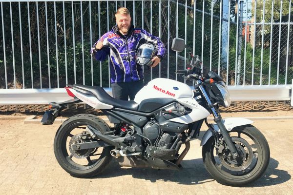 Mitchel uit Hilversum is geslaagd bij MotoJon Motorrijschool