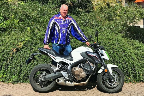 Fons uit Hilversum is geslaagd bij MotoJon Motorrijschool