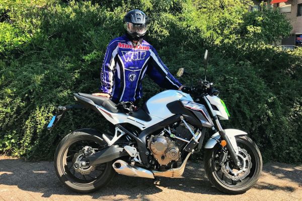 Sylvia uit 's-Graveland is geslaagd bij MotoJon Motorrijschool
