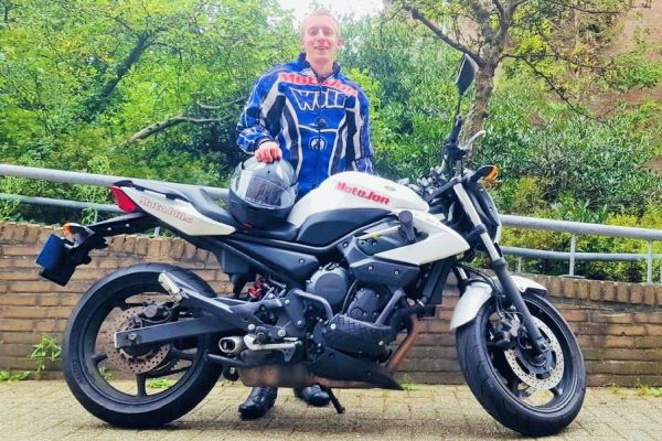 Quint uit Bussum is geslaagd bij MotoJon Motorrijschool
