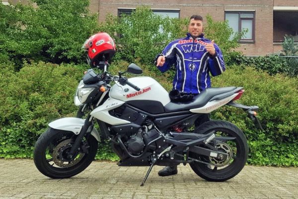 Raci uit Huizen is geslaagd bij MotoJon Motorrijschool