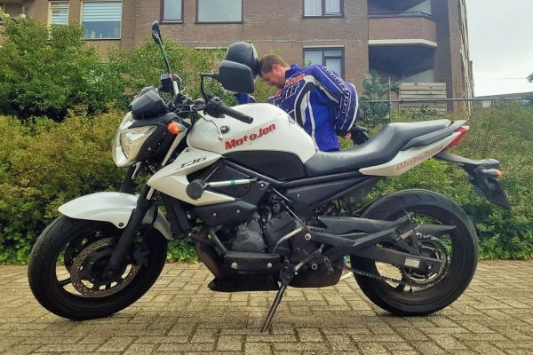Tom uit Hilversum is geslaagd bij MotoJon Motorrijschool