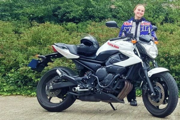 Chanel uit Hilversum is geslaagd bij MotoJon Motorrijschool