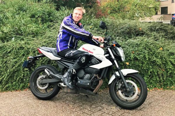 Jelle uit Nederhorst den Berg is geslaagd bij MotoJon Motorrijschool